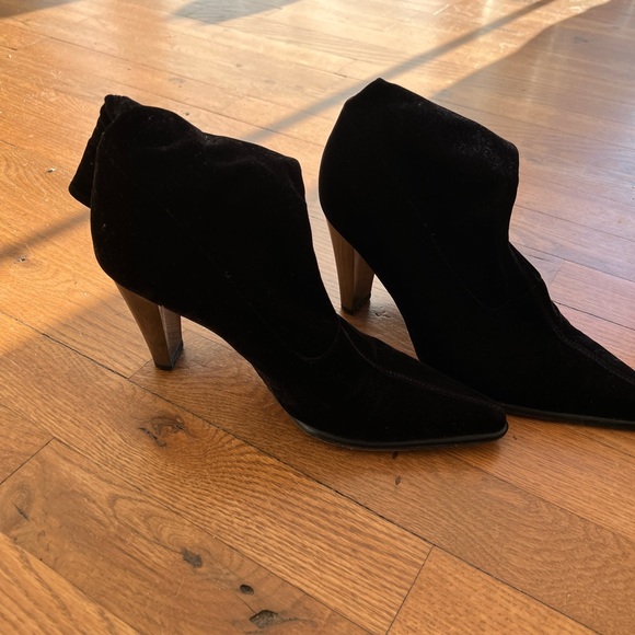 Vintage BCBG Black Velvet Boots with Dark Silver Heel size 7.5 - Picture 5 of 9